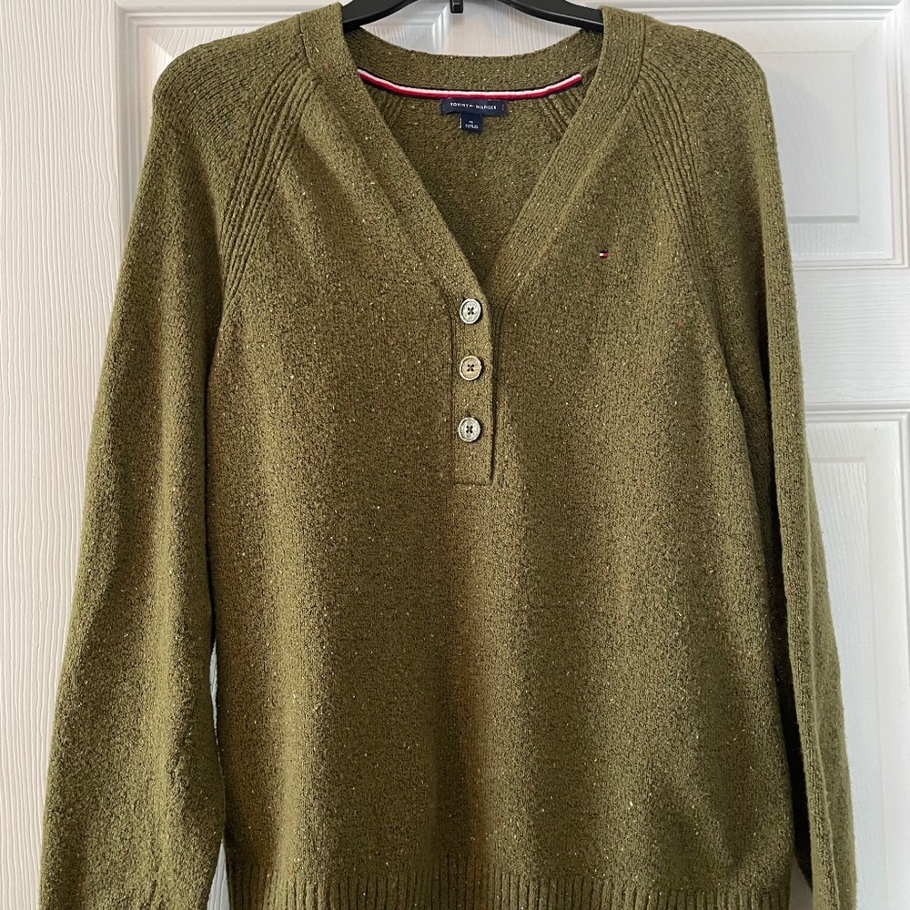 Tommy Hilfiger sweater. Size medium. Used like new condition.